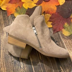 NWT Universal Thread Booties